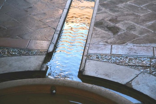 Une rigole de marbre blanc striée en zig zag conduit l'eau de la fontaine vers le tank - salle de justice, canal d'irrigation de l'ancienne chaussée almohade XII° siècle - Photo Lugar do Olhar Feliz