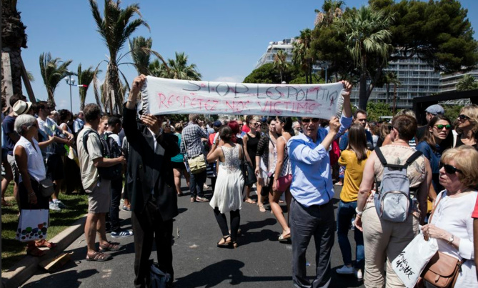 Devant le monument du Centenaire, lundi à Nice, à l’occasion de la minute de silence nationale. Photo Olivier Monge. MYOP