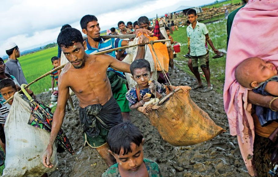 Photo: Bernat Armangue Associated Press. Des dizaines de milliers de Rohingyas ont pris la route de l’exil vers le Bangladesh voisin, à travers les rizières. Plus de 400 000 réfugiés de l’ethnie musulmane, qui ont fui de précédentes vagues de violences, s’y trouvent déjà. Mais le Bangladesh, qui ne peut en accueillir davantage, a fermé sa frontière.