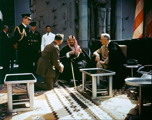 Roosevelt avec le roi Al-Saoud sur le croiseur Quincy William Leahy sur le Quincy en 1945/Wikipedia