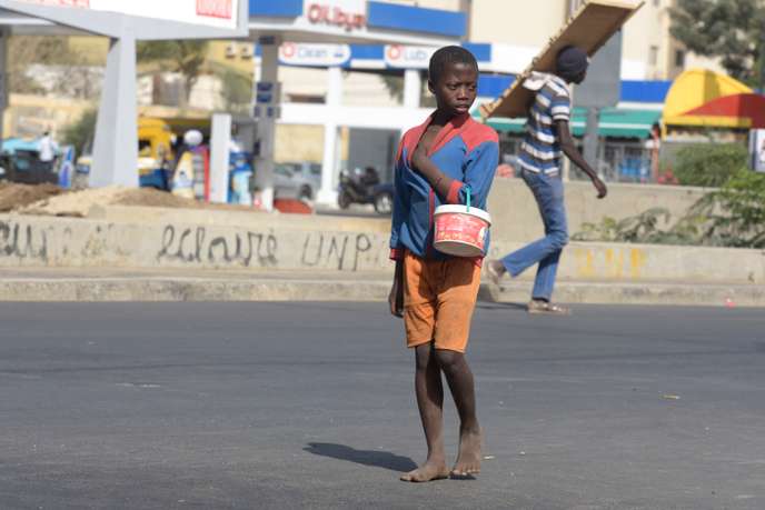 A Dakar, en avril 2016, un jeune enfant d’une école coranique (talibé) obligé de mendier pour rapporter un revenu à son marabout. SEYLLOU/AFP