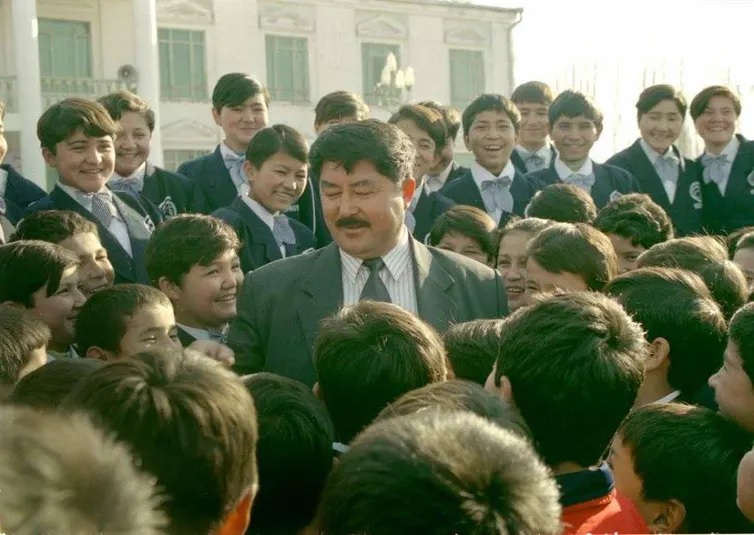 Nurtay Hajim Iskender avec les enfants de son école. Author provided