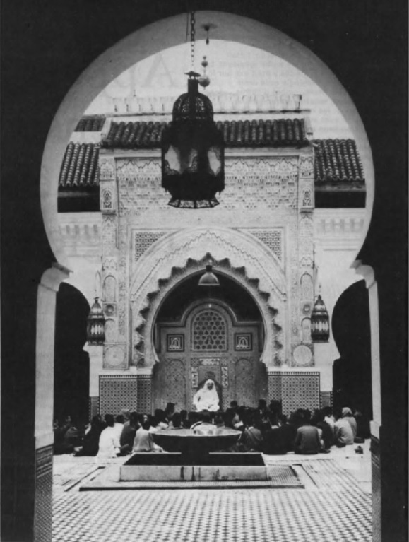 Photo Sabine Weiss © Rapho, Pans. La grande mosquée Qarawiyyin à Fez est le centre de l'une des plus vieilles universités du monde, créée en 850, et où l'on enseigne toujours le droit musulman. Assis, les étudiants forment cercle autour du conférencier, suivant une tradition qui remonte aux temps les plus anciens de l'Islam.