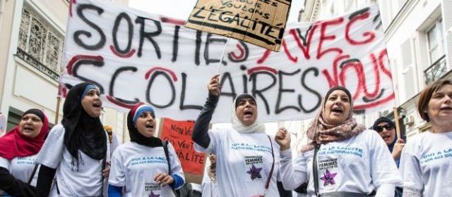 Paris, hier. C’est à proximité du ministère de l’Education nationale que le collectif de mères voilées est venu demander le droit de toujours pouvoir accompagner leurs enfants lors des sorties scolaires. | (LP/Matthieu de Martignac)