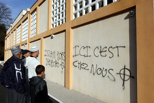 Le 24 novembre 2012 sur la mosquée de Villefontaine (Isère)