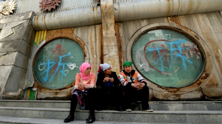 © AFP | Trois musulmanes ouïghoures à Ürümqi, dans le Xinjiang, en mai 2014