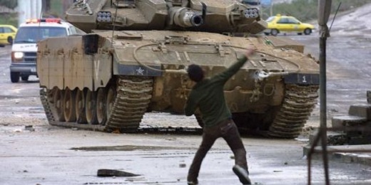 Manifestant palestien face à un char israélien (2003, Cisjordanie) © JAAFAR ASHTIYEH / AFP