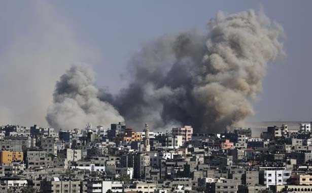 Fumées provenant des attaques israéliennes et qui s'élèvent sur la Bande de Gaza. (AP, Hatem Moussa)