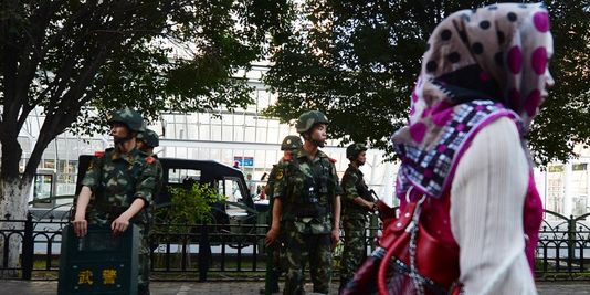 La police paramilitaire chinoise à Urumqi, dans la région peuplée par la minorité ouïgoure du Xinjiang le 30 juin. | AFP/MARK RALSTON/LeMonde.fr