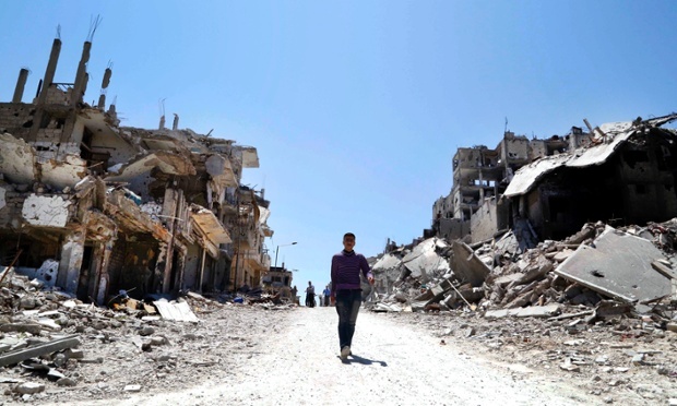 Les résidents reviennent inspecter leurs maisons dans le quartier de Wadi Al-Sayeh de Homs en mai, après la chute de la ville au bénéfice des forces d'Assad. Photo: Omar Sanadiki/Reuters