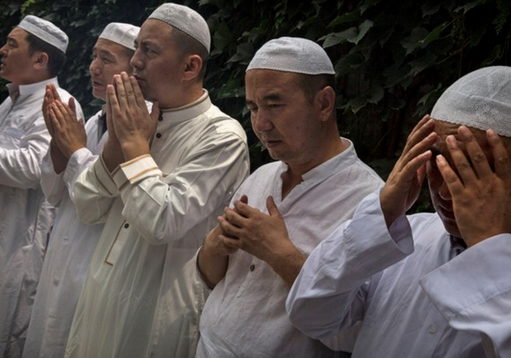 Imams Hui priant avant les principales prières du vendredi durant le mois de jeûne du Ramadan à la mosquée historique de Niujie à Beijing le 4 Juillet 2014. Photo : Kevin Frayer-Getty Images