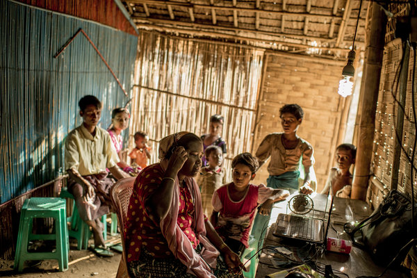 Une femme dans un camp Rohingya à Sittwe qui a appelé son frère en Malaisie pour lui demander de l'argent après l'enterrement de leur mère. Crédit Tomas Munita pour Le New York Times.