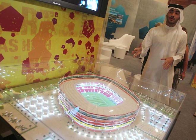 Le Sheikh Mohammed bin Hamad al-Thani présente un modèle du stade de Al-Gharafa de Doha en vue de la Coupe du Monde de football en 2022 - AFP PHOTO/KARIM SAHIB