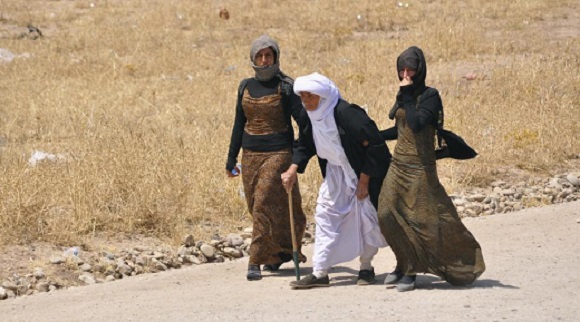 Des membres de la communauté yézidie fuient les combats près de Mossoul (Irak), le 5 août 2014. ( REUTERS ) Des membres de la communauté yézidie fuient les combats près de Mossoul (Irak), le 5 août 2014. ( REUTERS )