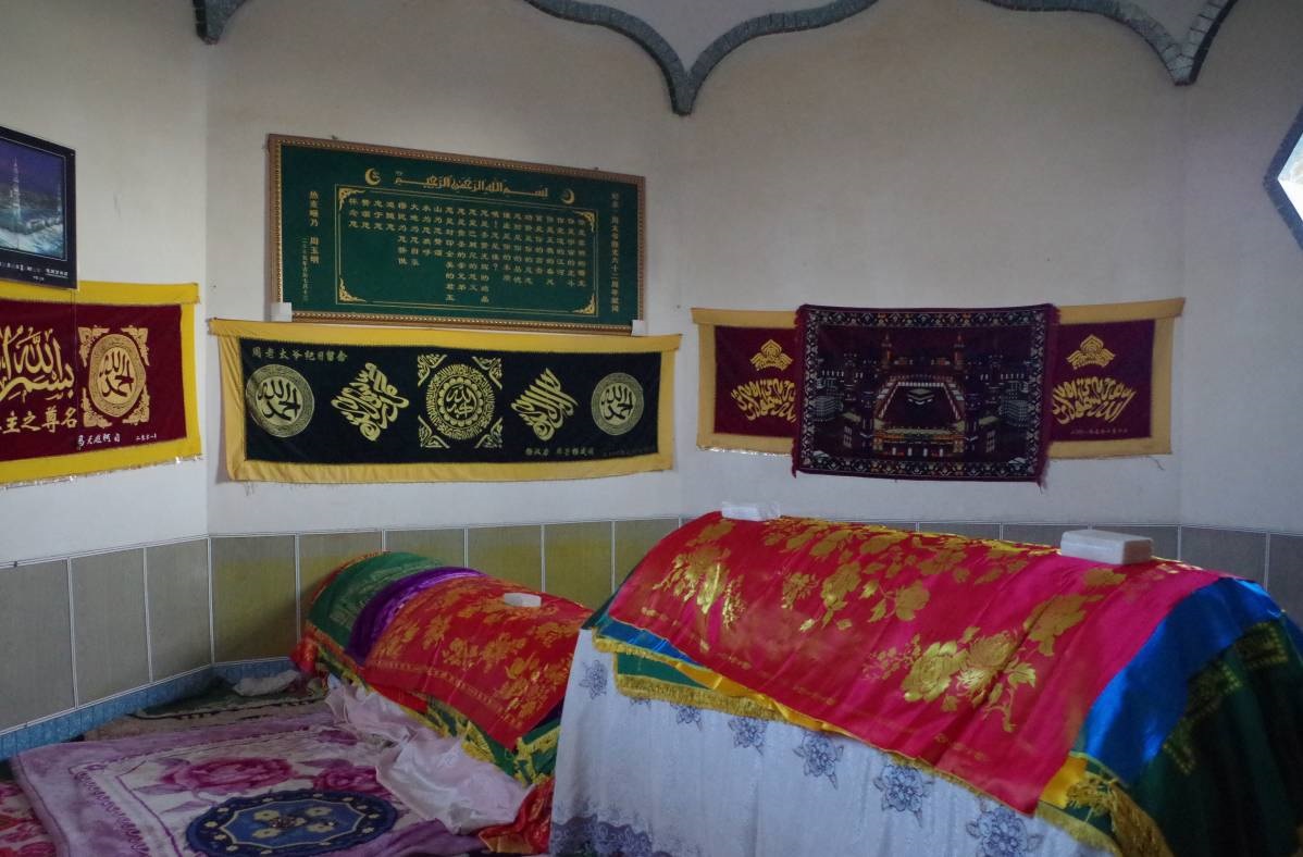 Les tombes des saints soufis chinois, situées au coeur du qubbat.Crédit photo : François Dubé