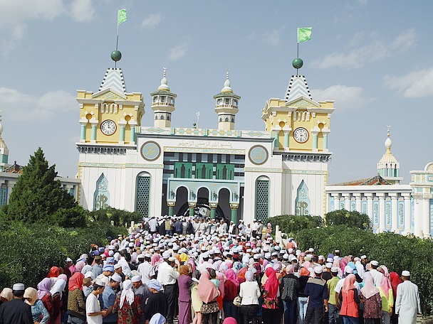 Pèlerins lors d'une cérémonie religieuse au qubbat de Honggangzi. Crédit photo : François Dubé