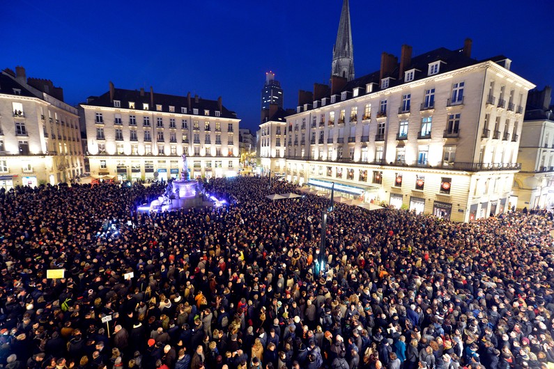 Manifestation à Nantes le 7 janvier 2015 en mémoire des victimes des frères Kouachi/RTL Manifestation à Nantes le 7 janvier 2015 en mémoire des victimes des frères Kouachi/RTL
