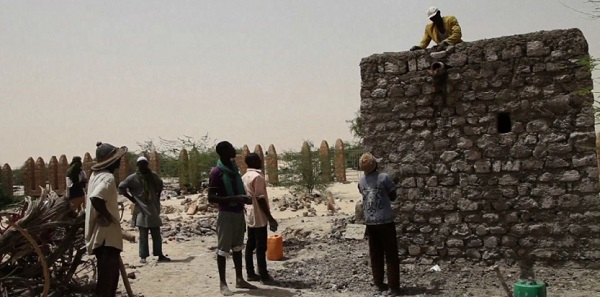 Les artisans maliens ont déjà reconstruit deux mausolées en respectant les techniques traditionnelles. Capture d'écran/AFP