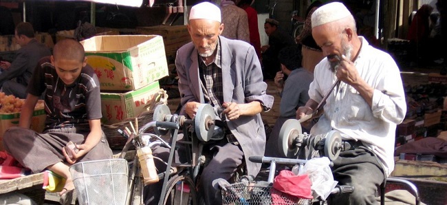[Slate] - Pour «affaiblir» l'islam au Xinjiang, Pékin oblige les commerçants ouïghours à vendre de l'alcool