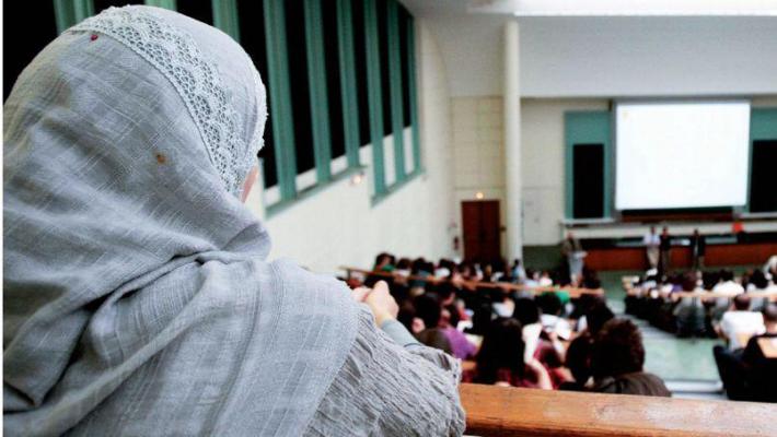 En France, la volonté d'interdire le voile à l'université a divisé les politiques.