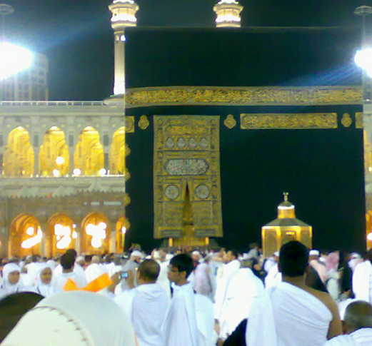 La Ka‘ba recouvert par la kiswa. Au premier plan, le maqām d’Ibrāhīm. Avril 2011. © Les cahiers de l'Islam.