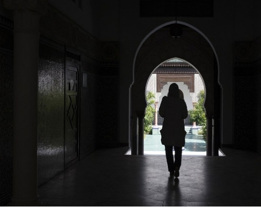 Une femme musulmane marche dans le hall de la Grande Mosquée de Paris, le 17 juin 2015 (AFP).