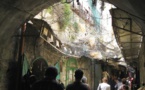 A Hébron, le keffieh palestinien fait de la résistance