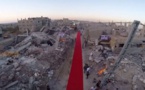 Vidéo : Un tapis rouge déroulé au milieu des ruines à Gaza